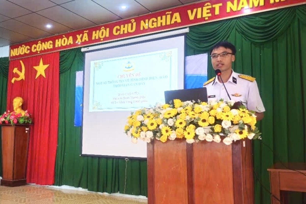 Báo cáo viên của Bộ Tư lệnh Vùng 5 Hải quân truyền đạt nội dung