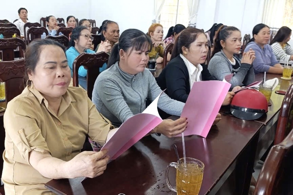 Cán bộ, hội viên phụ nữ xã An Sơn dự nghe tuyên truyền biển, đảo