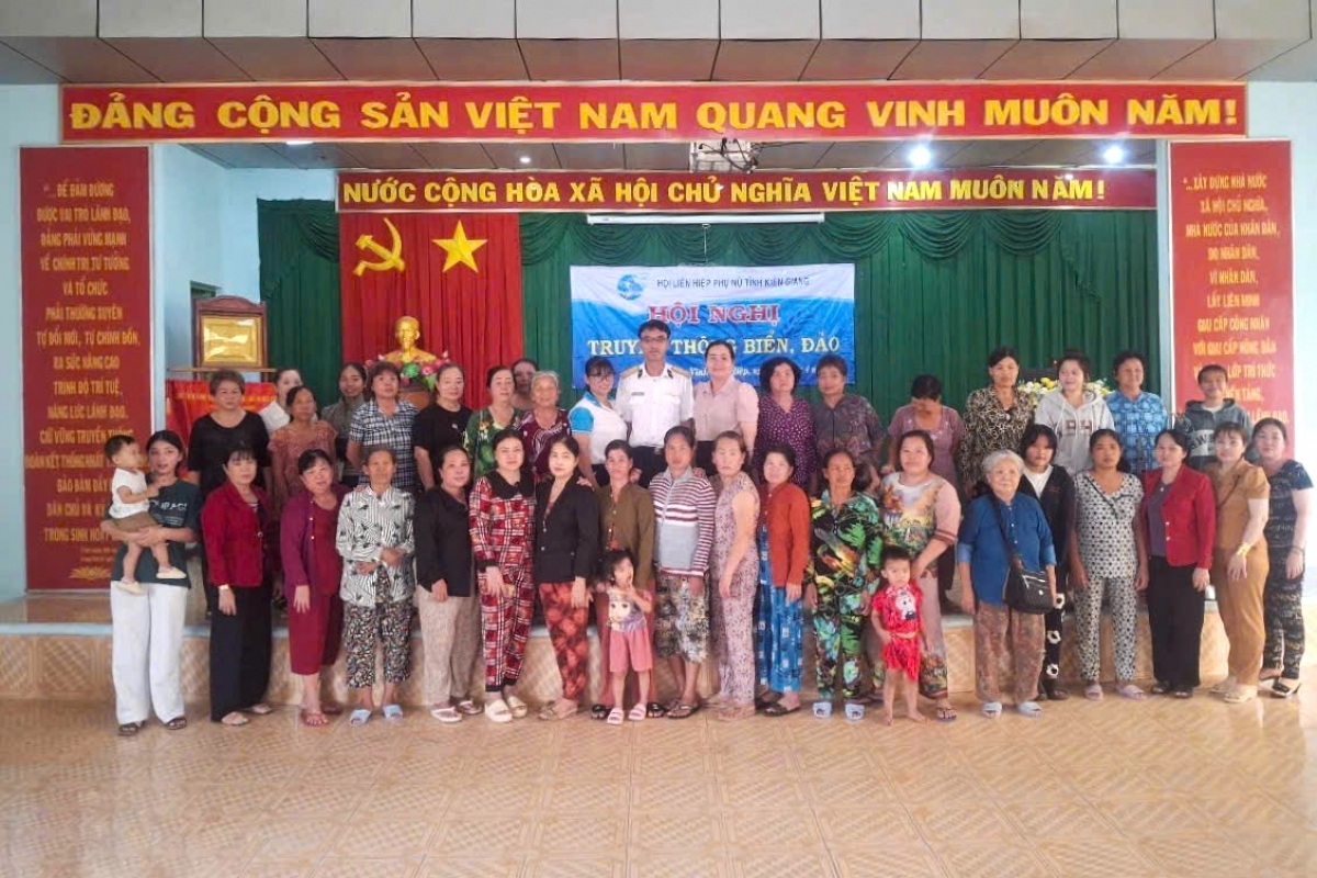 Các đại biểu tham dự hội nghị tại xã Vĩnh Hòa Hiệp chụp ảnh lưu niệm