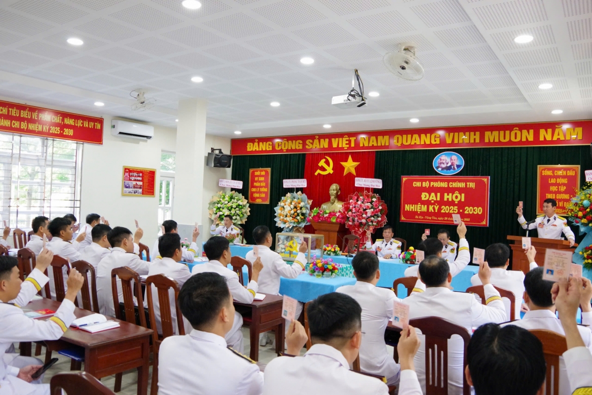 Tiến hành bầu cử tại Đại hội Chi bộ Phòng Chính trị