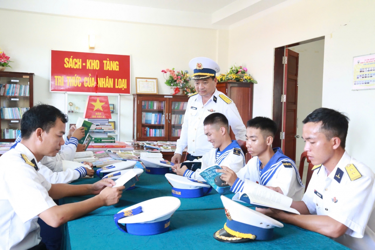 Thượng tá Bùi Xuân Bình, Bí thư Đảng ủy, Chính ủy Vùng với CBCS Trường Sa hưởng ứng Ngày sách Việt Nam