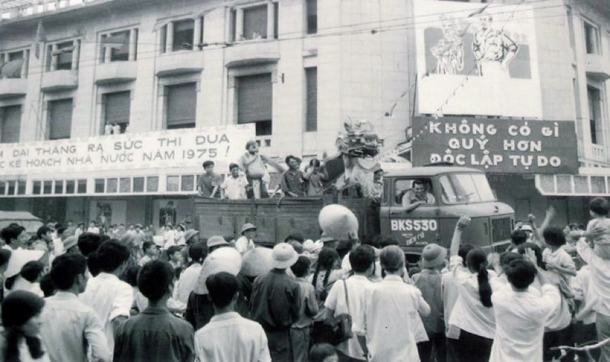 Không khí hân hoan vui mừng chào đón tin chiến thắng tại Hà Nội ngày 30-4-1975