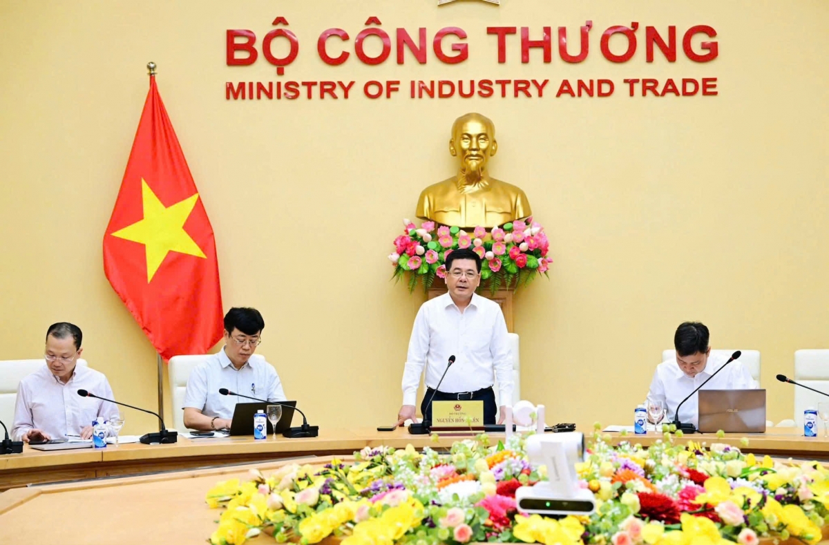 Bộ trưởng Bộ Công Thương Nguyễn Hồng Diên chủ trì họp về tình hình cung ứng điện dịp lễ 30/4 - 01/5 và các tháng mùa khô năm 2025