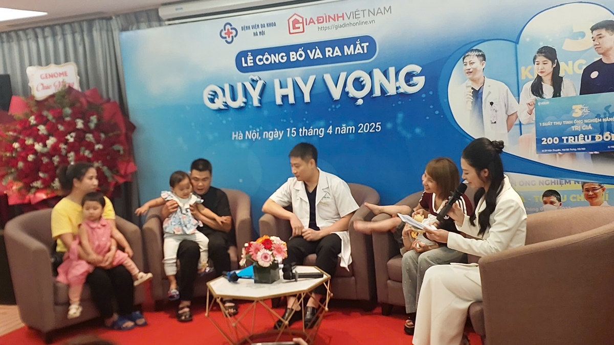 Các cặp vợ chồng có con được thụ tinh ống nghiệm thành công tới giao lưu lại buổi lễ