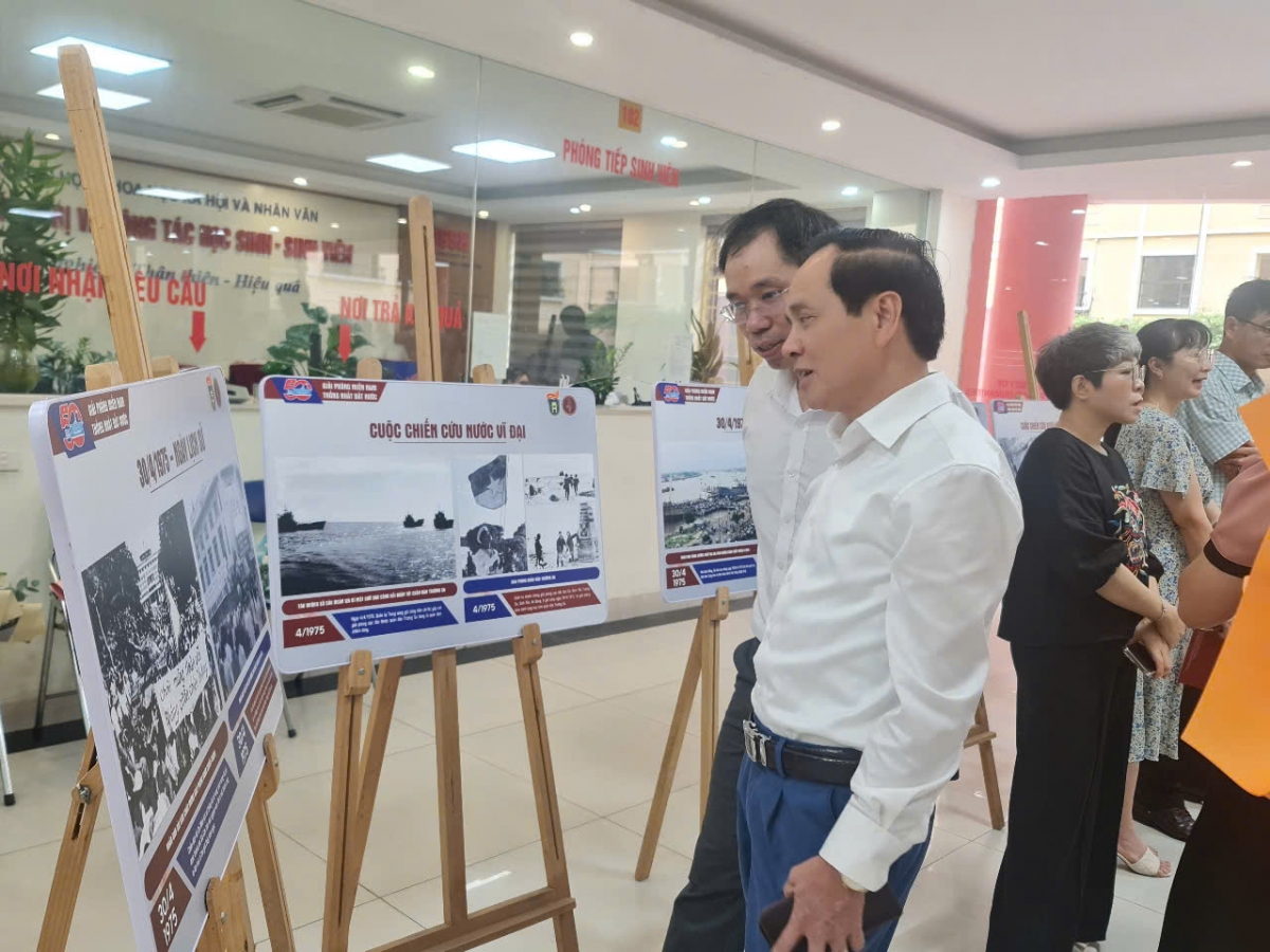 Các đại biểu tham quan trưng bày “50 Năm ngày giải phóng Miền nam, thống nhất Đất nước”
