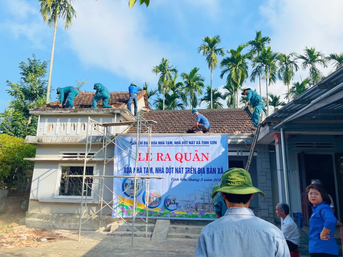 Các lực lượng như dân quân tự vệ, thanh niên chung tay hỗ trợ các gia đình tháo dỡ, đào móng xây nhà.