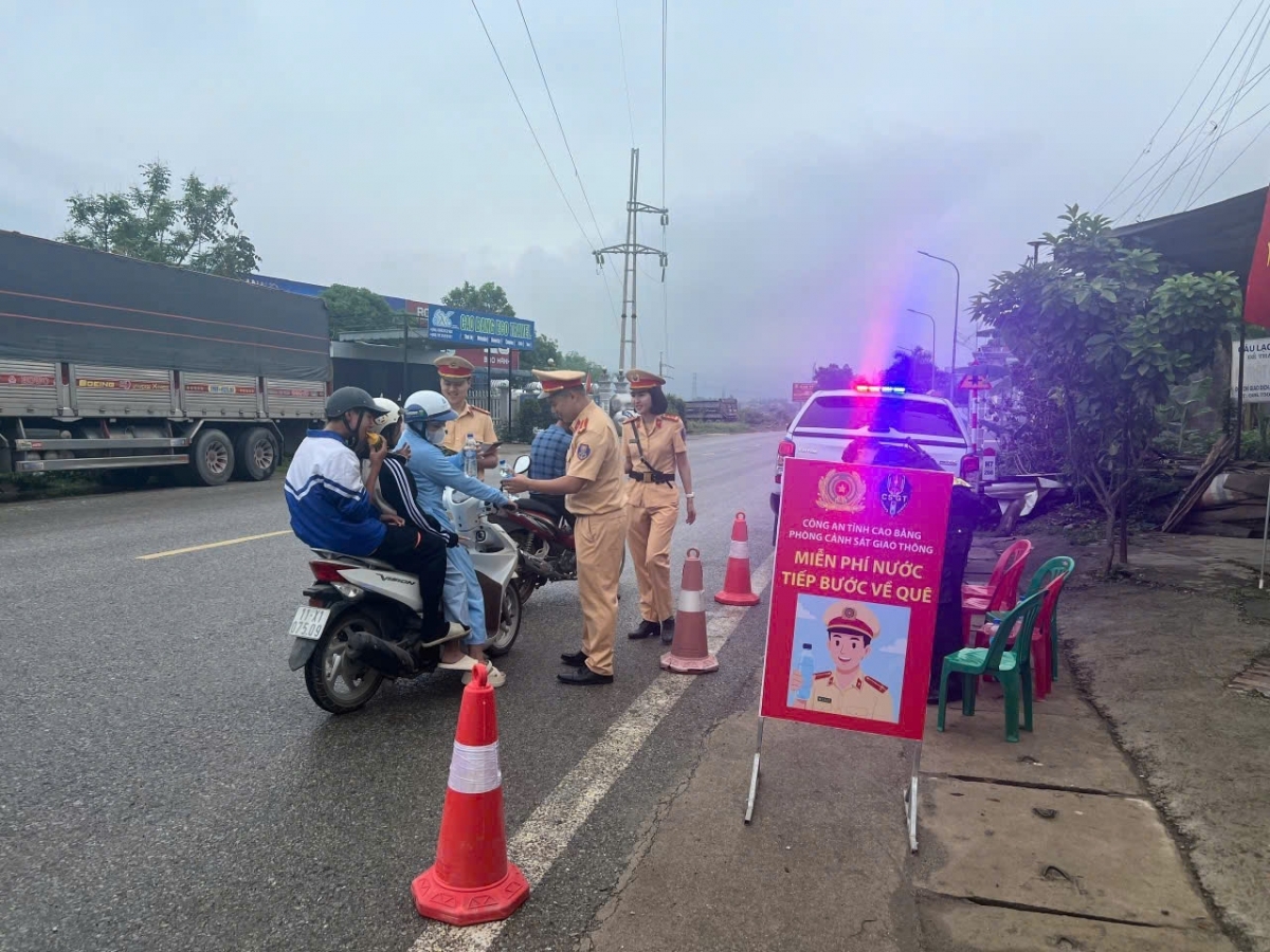 Điểm cấp nước miễn phí được tổ chức tại QL4A