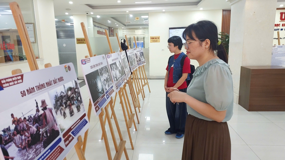Đông đảo giảng viên, sinh viên xem tư liệu, hình ảnh quý về cuộc kháng chiến chống Mỹ, đỉnh cao là Chiến dịch Hồ Chí Minh giải phóng miền Nam, thống nhất đất nước