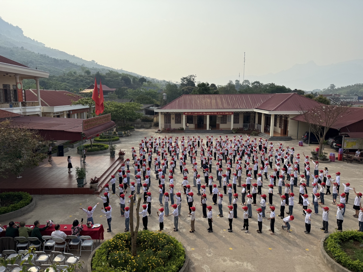 Nhiều hoạt động ngoại khóa, trải nghiệm, hướng về ngày hội non sông được tổ chức.
