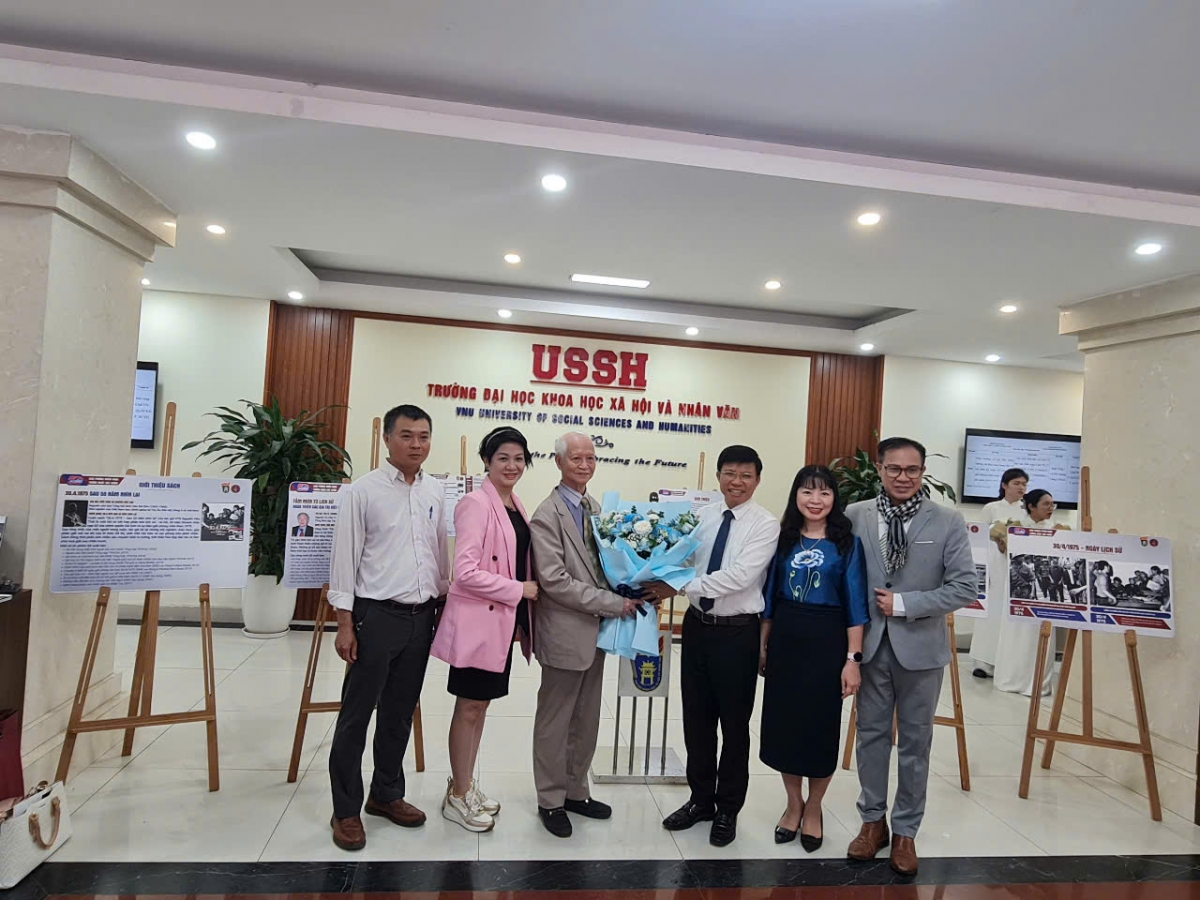 KTS Nguyễn Hữu Thái chụp ảnh lưu niệm cùng các đại biểu tại trưng bày “50 Năm ngày giải phóng Miền nam, thống nhất Đất nước”