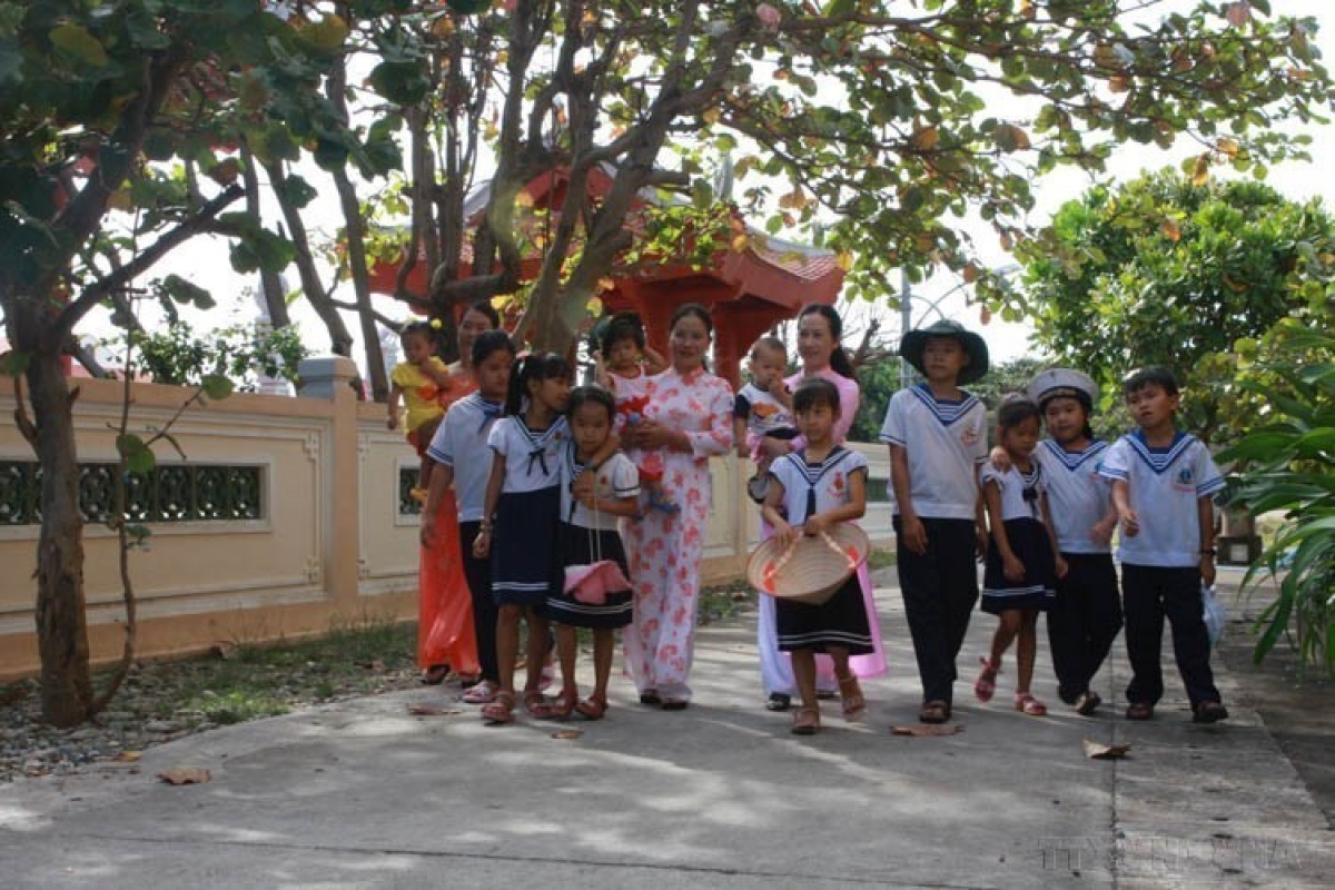 Những người dân đang sinh sống ở thị trấn Trường Sa, tỉnh Khánh Hòa.