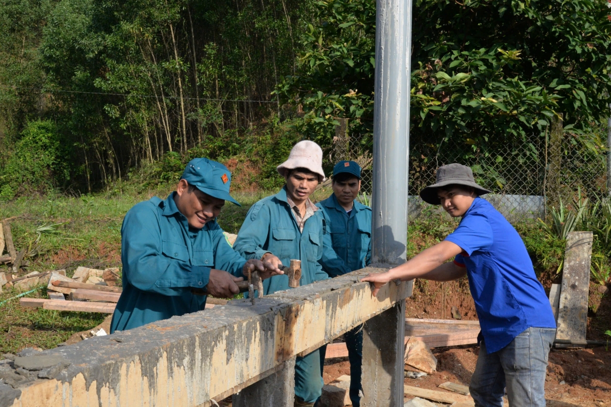 Các lực lượng như dân quân tự vệ, thanh niên chung tay hỗ trợ các gia đình tháo dỡ,
đào móng xây nhà