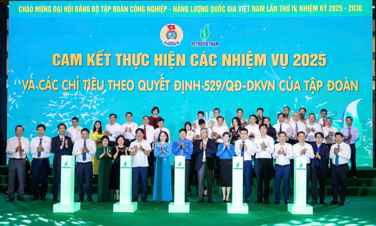 Ký cam kết thực hiện các nhiệm vụ, chỉ tiêu năm 2025 của Petrovietnam