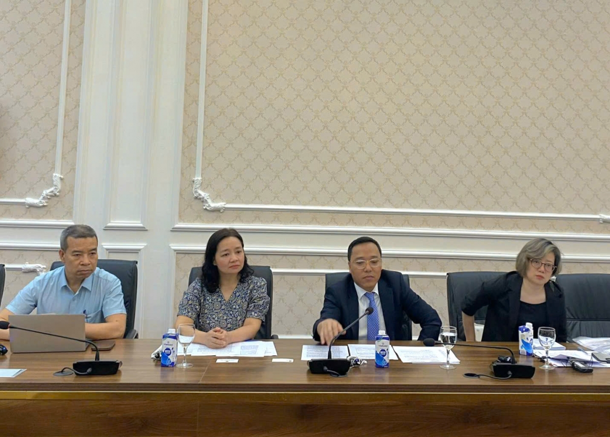 Thứ trưởng Nguyễn Hoàng Long và Cục trưởng Cục Đổi mới sáng tạo, Chuyển đổi xanh và Khuyến công Nguyễn Thị Lâm Giang (ngồi giữa) tiếp Đoàn.