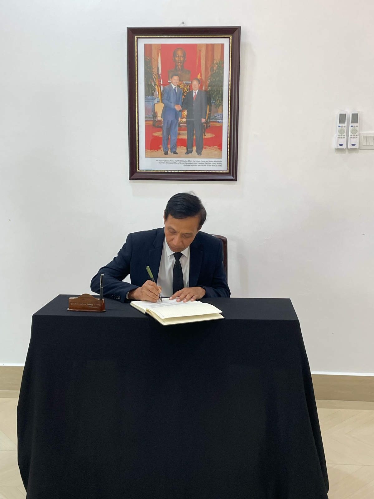 Đại sứ Campuchia tại Brunei Darussalam Chey Ratha ghi sổ tang nguyên Chủ tịch nước Trần Đức Lương