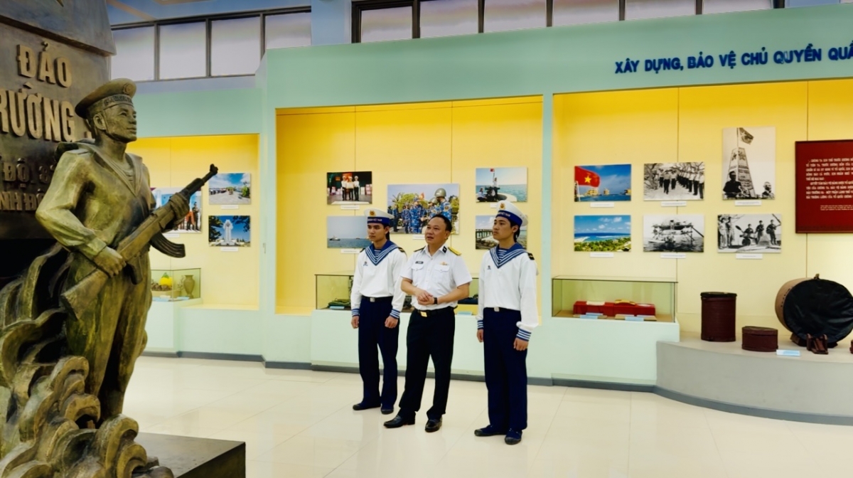 Thượng tá Vũ Anh Tuấn kể chuyện với thế hệ trẻ.
