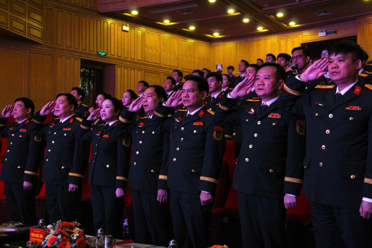 Các đại biểu thực hiện nghi thức chào cờ