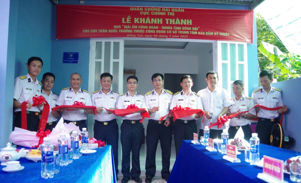Các đại biểu cắt băng khánh thành “Mái ấm công đoàn, nghĩa tình đồng đội” cho quân nhân Trần Quốc Trường