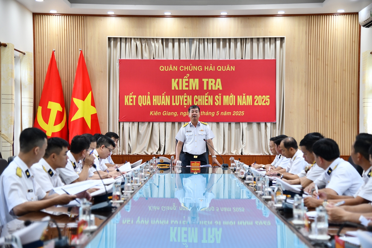 Đại tá Nguyễn Quốc Doanh quán triệt nội dung kiểm tra.