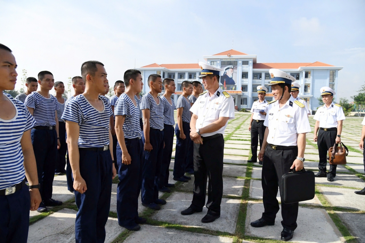 Đoàn công tác nắm tình hình chiến sĩ mới tại Trung tâm Huấn luyện