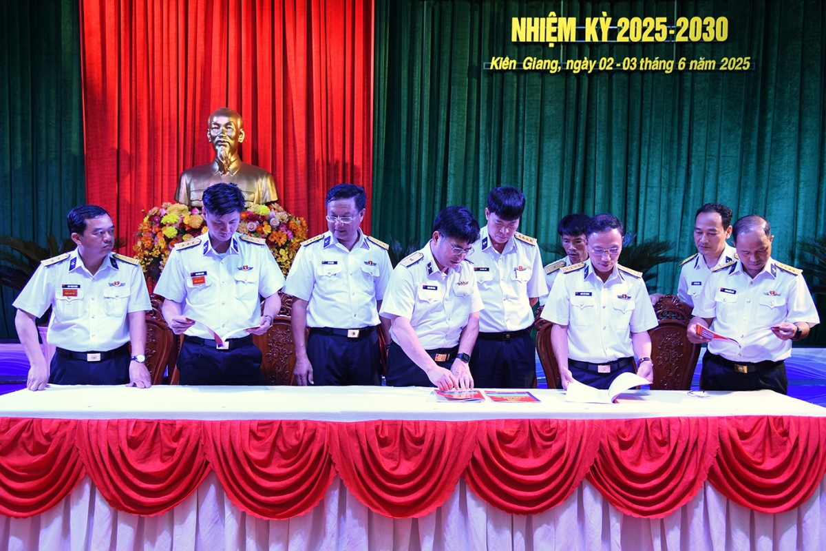 Thủ trưởng Bộ Tư lệnh Vùng 5 Hải quân kiểm tra công tác chuẩn bị đại hội tại hội trường Vùng