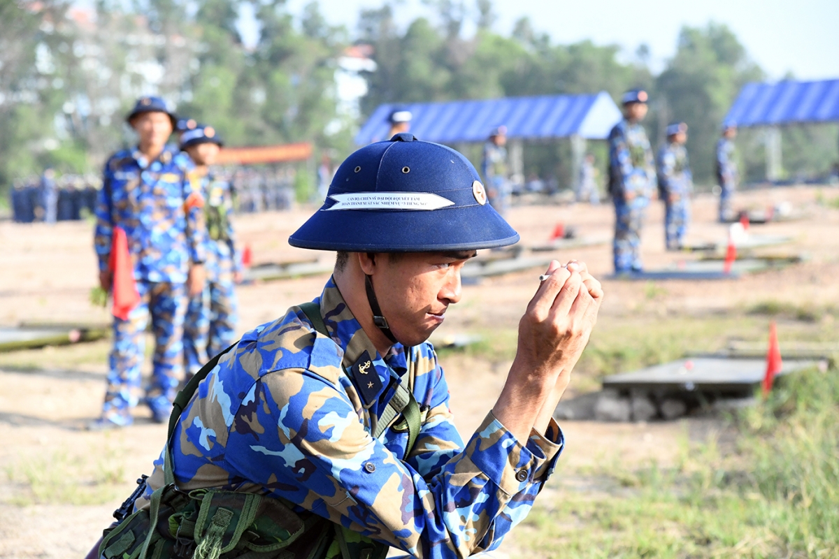 Chiến sĩ Phạm Thế Hiền, Tiểu đội 5, Trung đội 2, Đại đội 4, Tiểu đoàn 1, tập trung cao độ tra lắp đồ dùng gây nổ