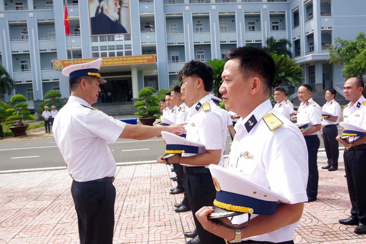 Đoàn tiến hành kiểm tra lễ tiết tác phong tại khối cơ quan Bộ Tư lệnh Vùng