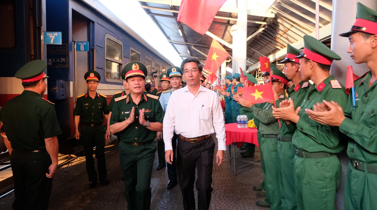 Trung tướng Trương Thiên Tô; Phó Chủ nhiệm Tổng cục Chính trị Quân đội nhân dân Việt Nam (đang vỗ tay) và ông Trần Chí Cường Phó Chủ tịch UBND TP Đà Nẵng ra ga tàu