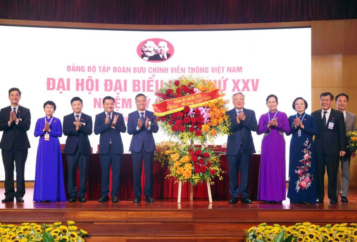 Phó Thủ tướng Thường trực Chính phủ Nguyễn Hòa Bình tặng hoa chúc mừng Đại hội đại biểu Đảng bộ Tập đoàn Bưu chính Viễn thông Việt Nam (VNPT) lần thứ XXV, nhiệm kỳ 2025 – 2030 - Ảnh: VGP/Nguyễn Hoàng