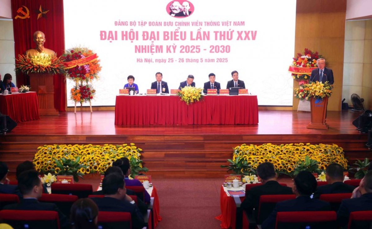 Phó Thủ tướng Thường trực Chính phủ Nguyễn Hòa Bình biểu dương Đảng bộ Tập đoàn VNPT đã chuẩn bị Đại hội rất nghiêm túc, bảo đảm đúng nguyên tắc theo hướng dẫn của Trung ương và Đảng ủy Chính phủ, đáp ứng yêu cầu, nhiệm vụ đặt ra - Ảnh: VGP/Nguyễn Hoàng