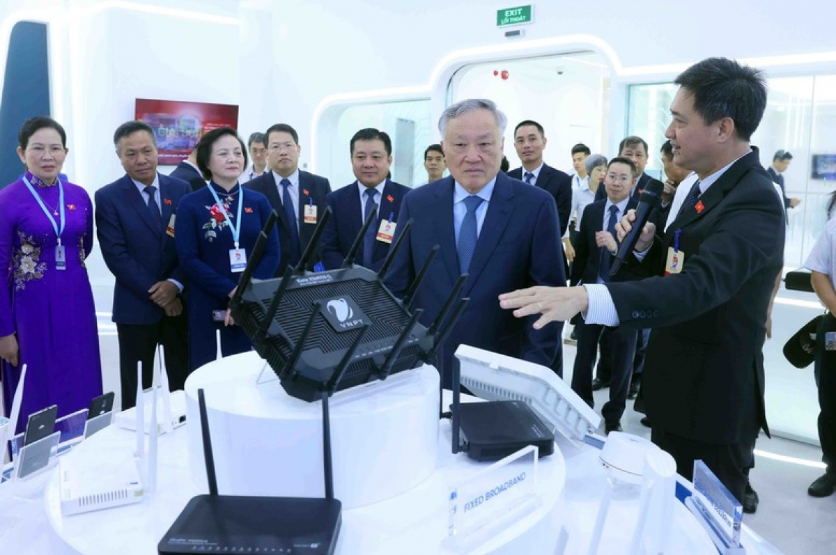 Phó Thủ tướng Thường trực Chính phủ Nguyễn Hòa Bình tham quan gian trưng bày các sản phẩm công nghệ của Tập đoàn VNPT - Ảnh: VGP/Nguyễn Hoàng