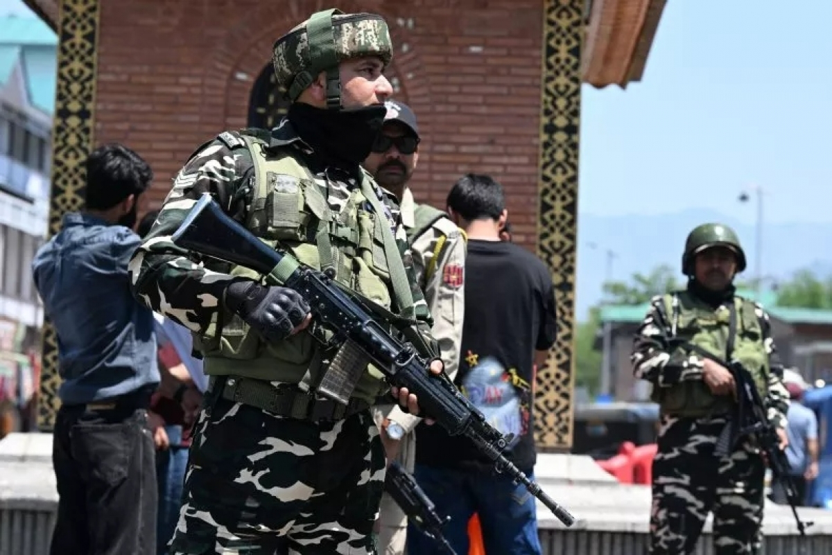 Lực lượng bán quân sự Ấn Độ đứng gác tại một khu chợ ở Srinagar vào ngày 28/4/2025.