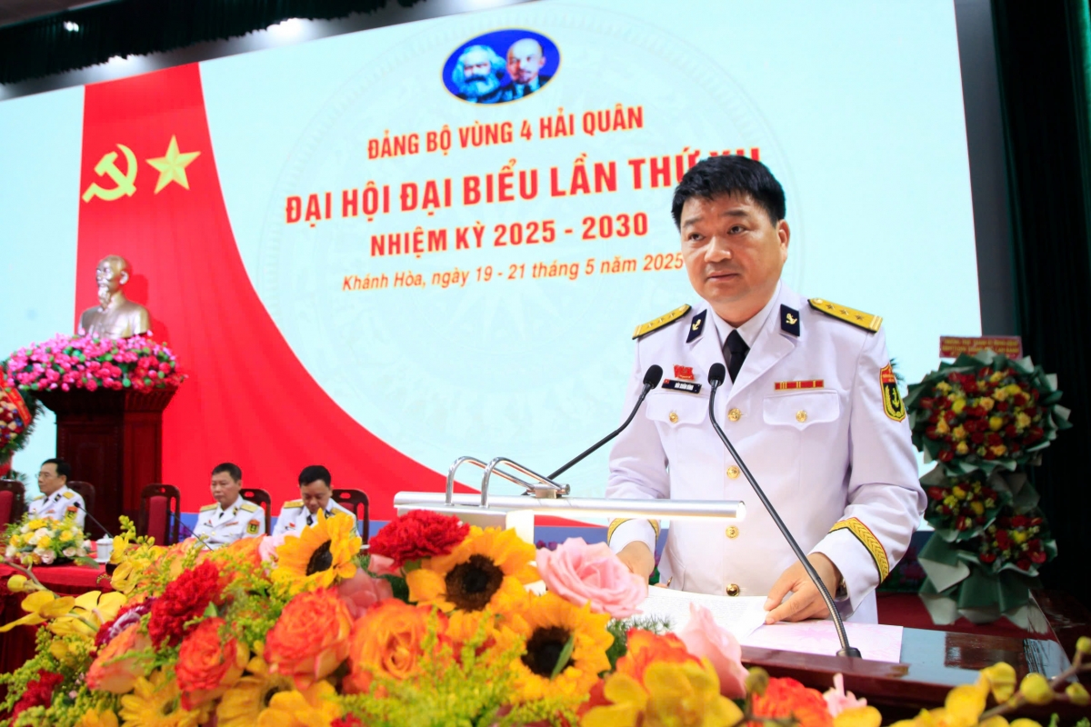 Thượng tá Bùi Xuân Bình, Bí thư Đảng ủy, Chính ủy Vùng 4 phát biểu bế mạc đại hội