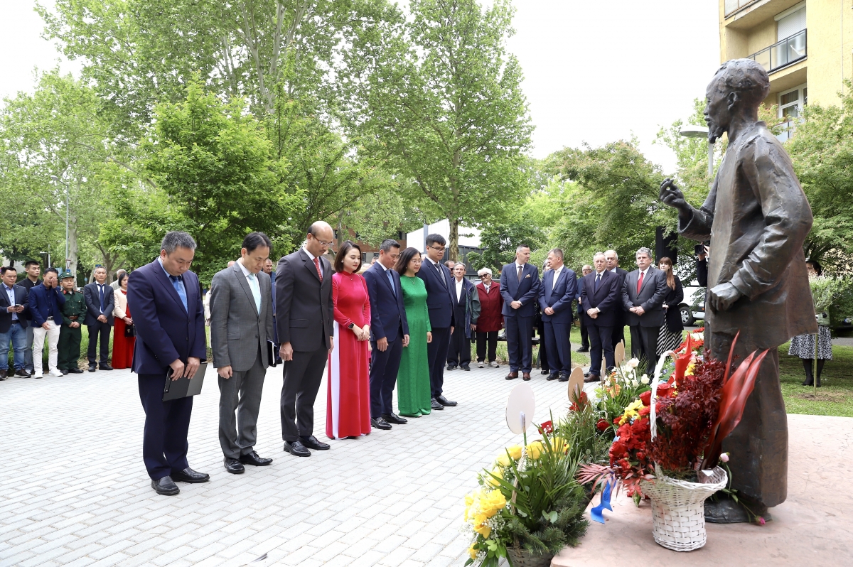 Đại diện cơ quan ngoại giao, lãnh đạo thành phố và các hội đoàn đã thành kính dâng hoa tại Tượng đài Chủ tịch Hồ Chí Minh.