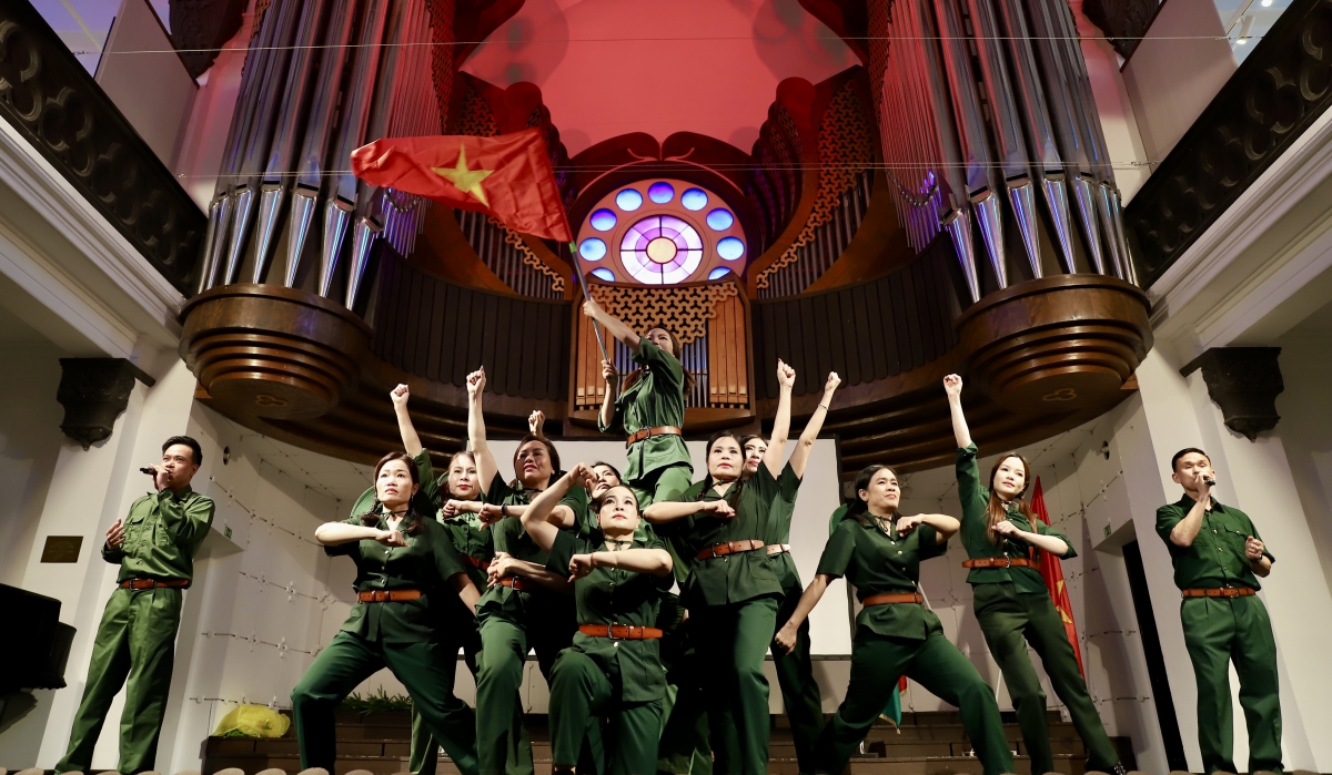 Chương trình biểu diễn nghệ thuật đặc sắc với những ca khúc ca ngợi Chủ tịch Hồ Chí Minh.