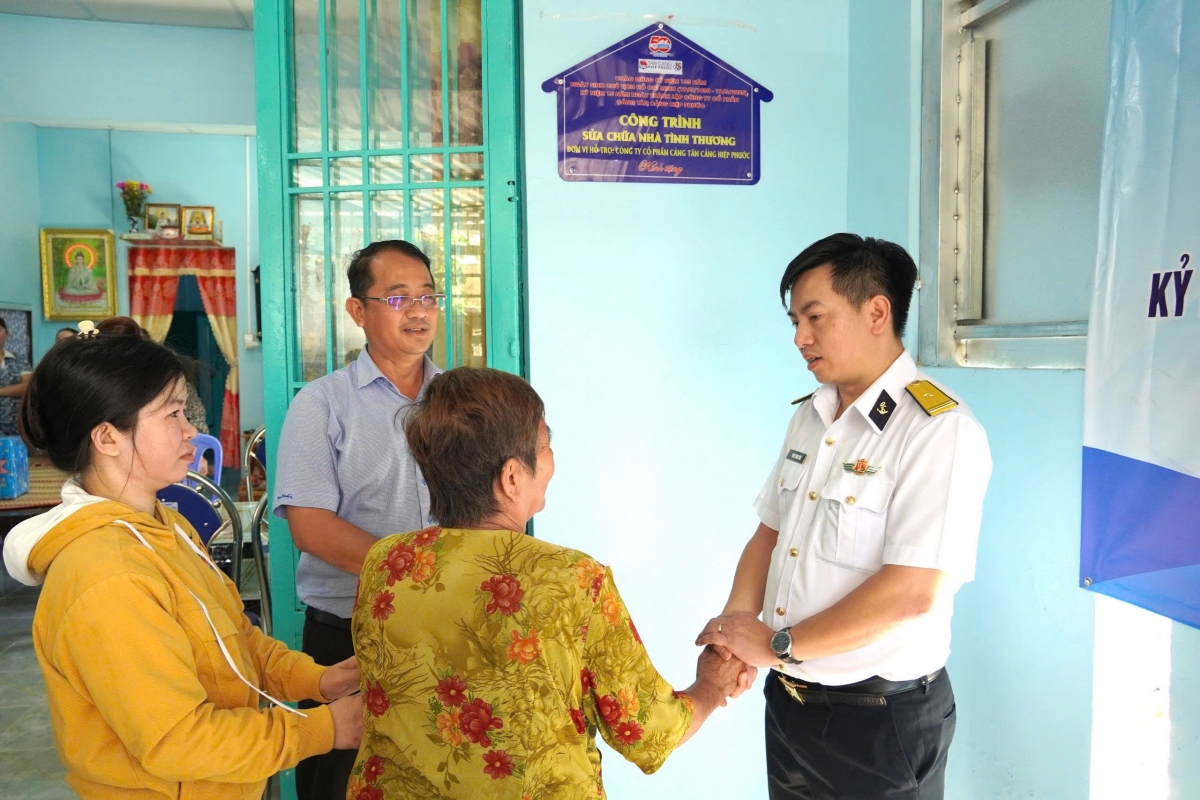 Thiếu tá Phạm Thanh Sơn, Giám đốc Công ty chúc mừng gia đình bà Võ Thị Đê