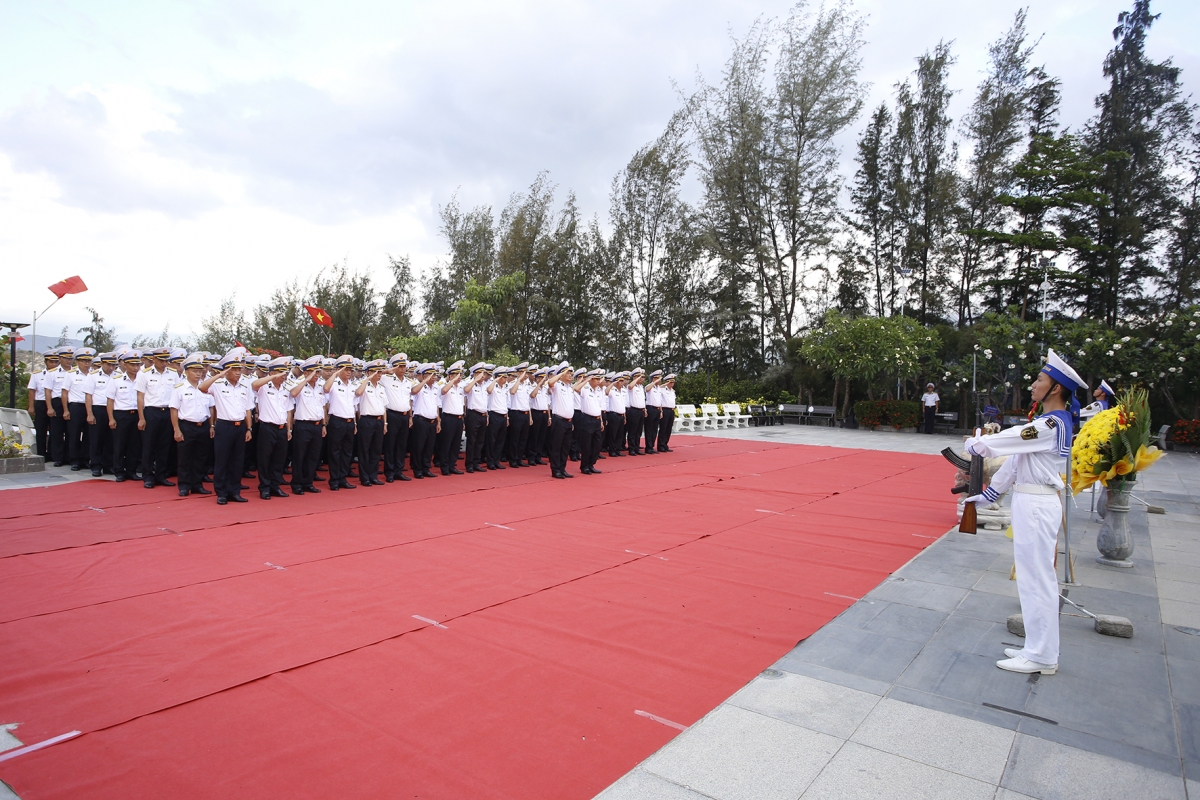 Các đại biểu dành một phút mặc niệm các Anh hùng, liệt sĩ