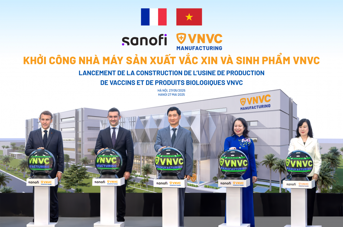 Tổng thống Pháp Emmanuel Macron cùng Phó Chủ tịch nước Võ Thị Ánh Xuân, Bộ trưởng Bộ Y tế Đào Hồng Lan, ông Burak Pekmezci - Tổng Giám đốc Sanofi Việt Nam và ông Ngô Chí Dũng - Chủ tịch HĐQT kiêm Tổng Giám đốc Công ty Vắc xin VNVC bấm nút khởi công xây dựng Nhà máy Vắc xin và Sinh phẩm VNVC.