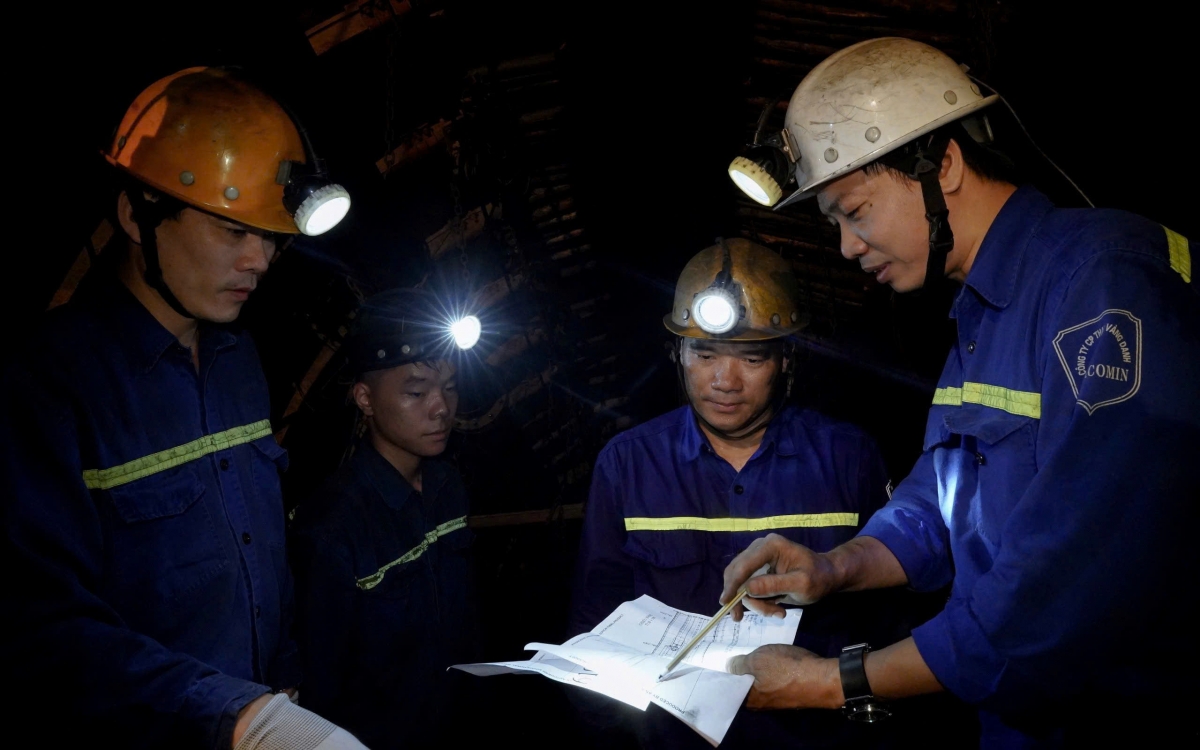 Trong suốt 20 năm công tác, anh Phạm Đình Duẩn (ở giữa, thứ 2 từ phải sang) đã có 11 sáng kiến đóng góp cho đơn vị cải thiện năng suất lao động
