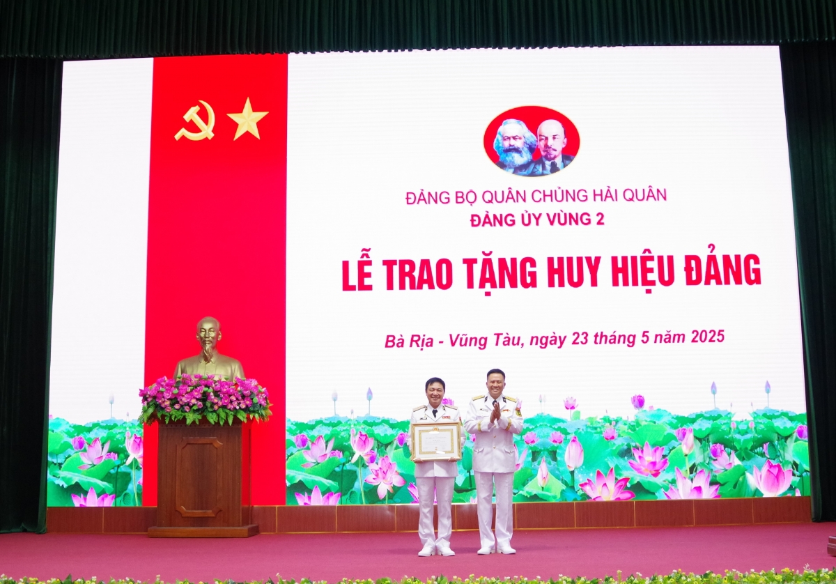 Đại tá Trần Mạnh Chiến, Chính Ủy vùng 2 Hải quân trao huy hiệu 30 năm tuổi Đảng cho Chuẩn đô đốc Lê Bá Quân, Tư lệnh vùng 2 Hải quân