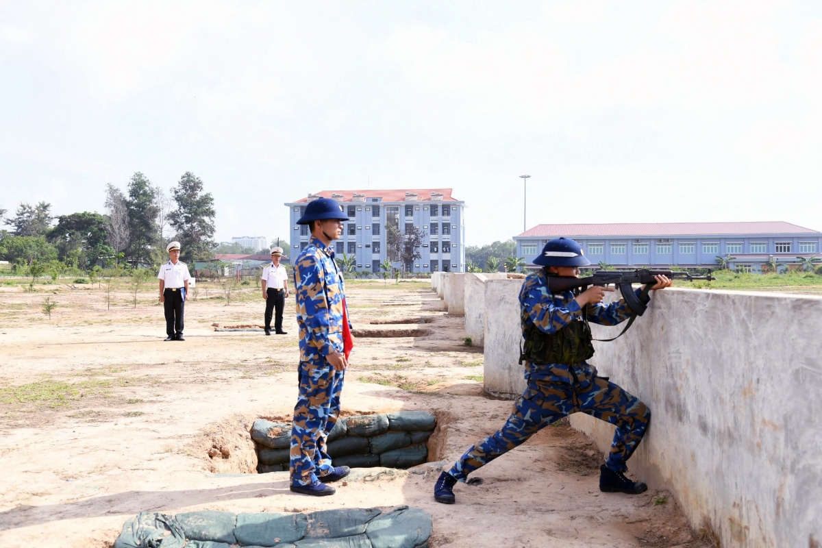 Kiểm tra nội dung thực hành bắn đạn thật đối với chiến sĩ mới