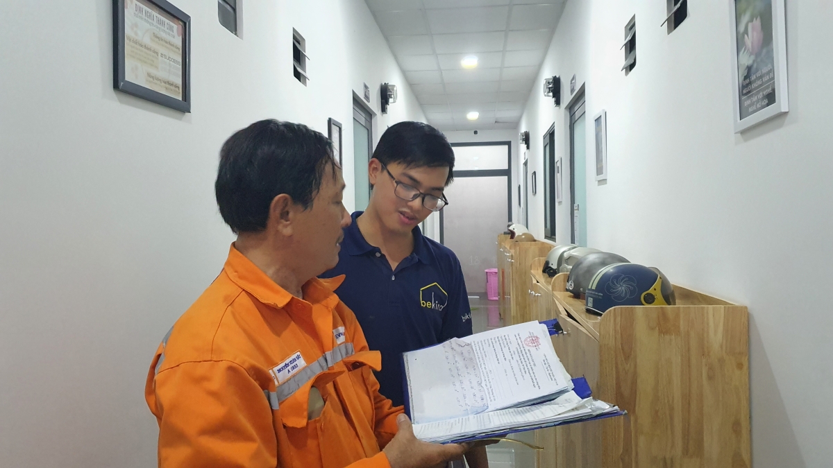Nhân viên Điện lực làm việc với khách hàng