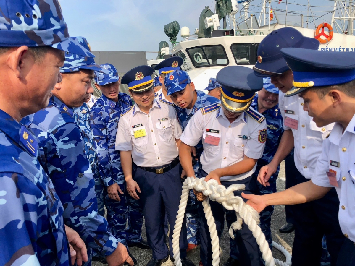 Ban tổ chức Hội thi kiểm tra, chấm điểm kỹ thuật làm dây buộc tàu.