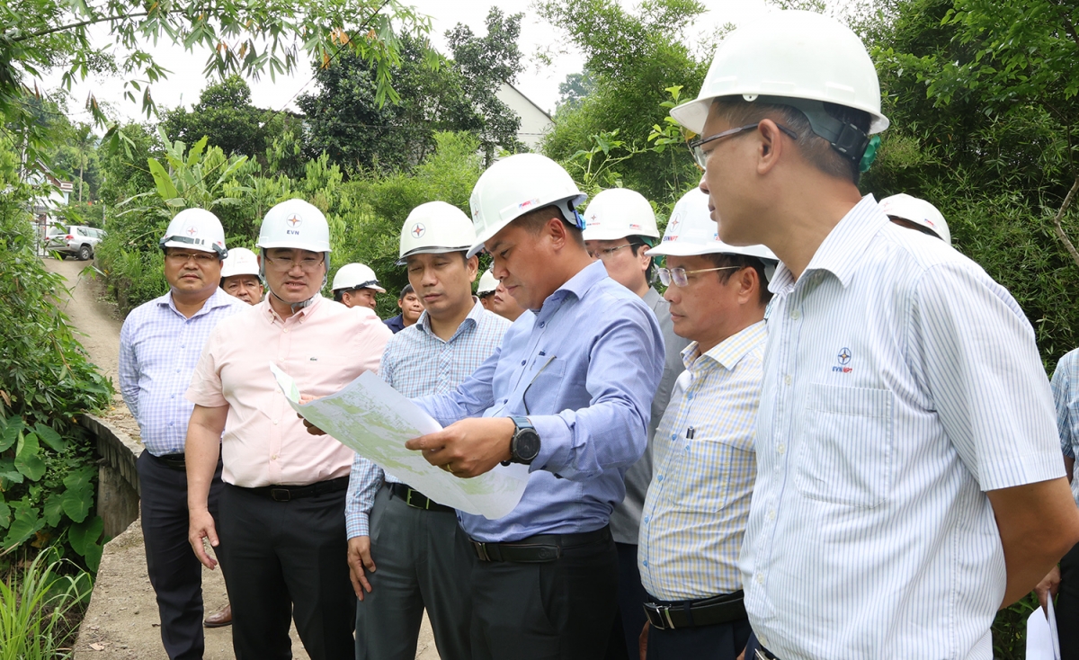 Lãnh đạo Đảng ủy EVN, EVNNPT kiểm tra và nghe đại diện Ban QLDA các công trình điện miền Trung (CPMB) báo cáo tình hình tiến độ triển khai Dự án đường dây 220kV đấu nối Nghĩa Lộ - Việt Trì.
