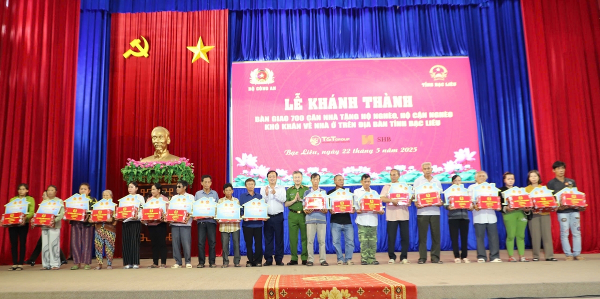 Thứ trưởng Bộ Công an Nguyễn Ngọc Lâm và Phó Bí thư Thường trực Tỉnh ủy Bạc Liêu Huỳnh Quốc Việt trao bảng tượng trưng căn nhà và quà của Bộ trưởng Bộ Công an tặng các hộ nghèo, hộ cận nghèo khó khăn về nhà ở trên địa bàn tỉnh.