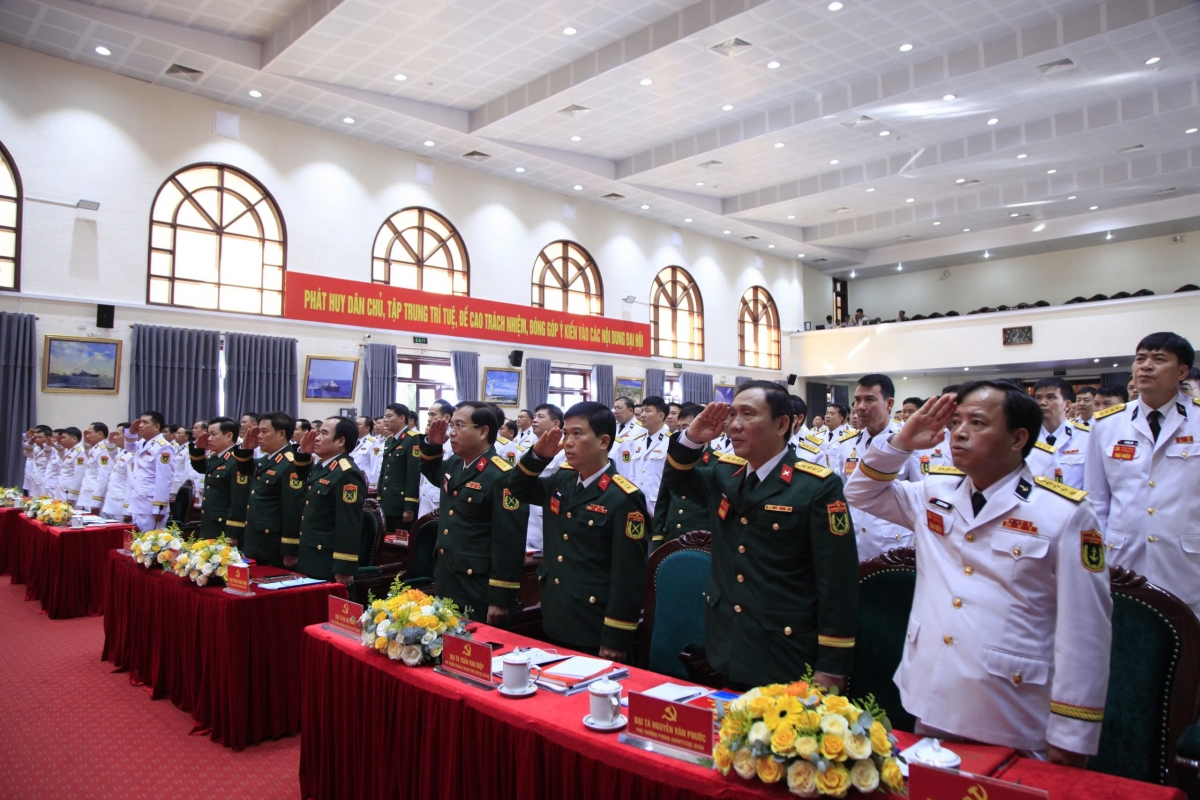 Các đại biểu làm lễ chào cờ