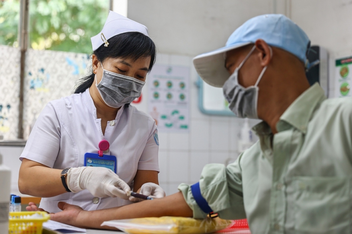 Khám bệnh tại Bệnh viện Nhiệt đới TP HCM. Ảnh: Quỳnh Trần