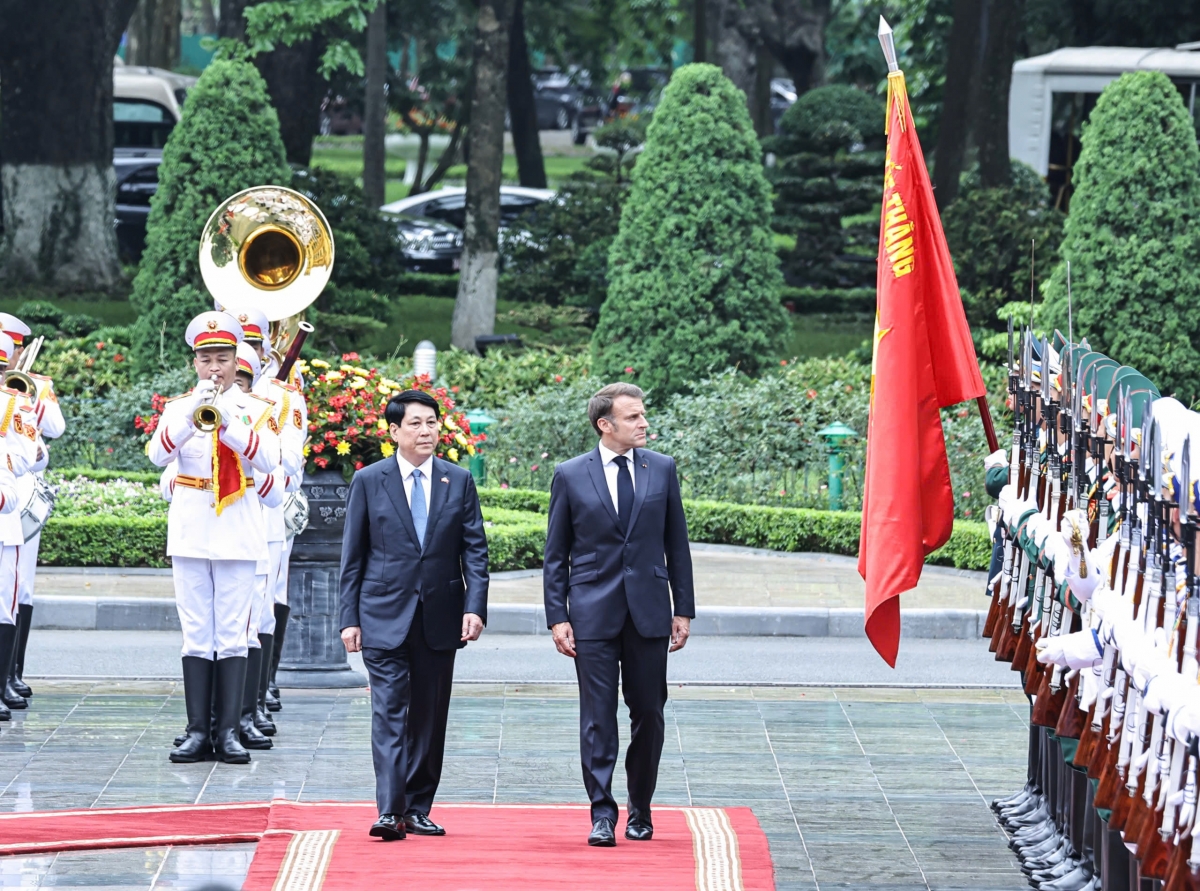 Chủ tịch nước Lương Cường và Tổng thống Emmanuel Macron duyệt đội danh dự Quân đội nhân dân Việt Nam
