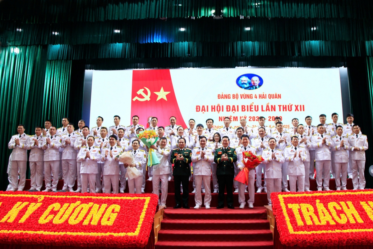 Thủ trưởng cơ quan của Tổng cục Chính trị QĐND Việt Nam và thủ trưởng Cục Chính trị Hải quân chúc mừng Ban chấp hành Đảng bộ Vùng 4 nhiệm kỳ 2025-2030 và đoàn đại biểu đi dự Đại hội đại biểu Đảng bộ Quân chủng lần thứ XIV
