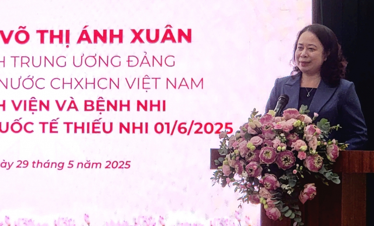 Phó Chủ tịch nước phát biểu với cán bộ nhân viên y tế Bệnh viện Phổi Trung ương